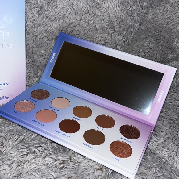 Item Beauty On The Daily Eyeshadow Palette - Picture 2 of 4